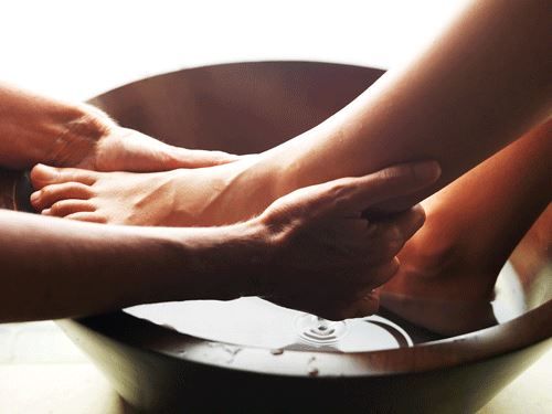 muối epsom ngâm chân giúp trị đau nhức, giảm căng thẳng mệt mỏi