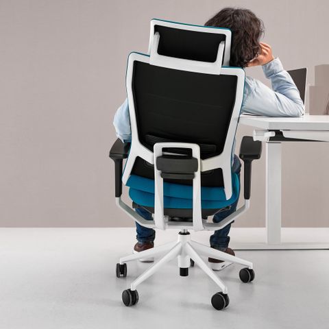 TNK Flex - chiếc ghế đọc được hình thái và chuyển động của người dùng
