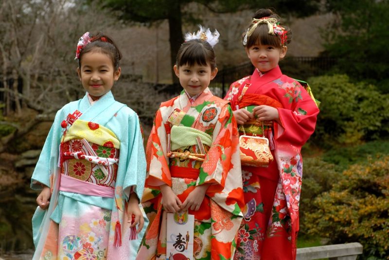 Đầm Kimono cho bé gái – item mới lạ cho con một vẻ ngoài xinh xắn
