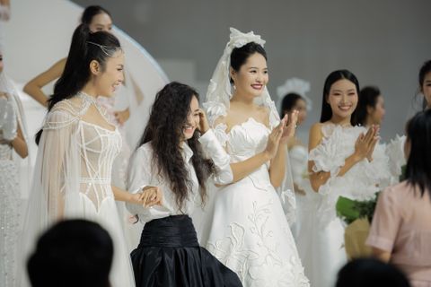 Diện váy cưới như nữ thần, Hoa hậu Hương Giang và Á hậu Thủy Tiên thu hút mọi ánh nhìn