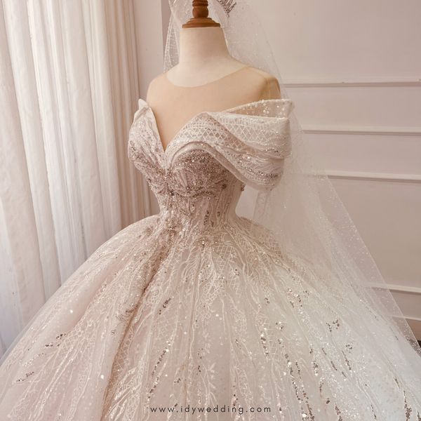 Hacchic Couture - Váy cưới trễ vai 2In1 với phần corset Victoria siết eo từ  8-15cm mang lại cho nàng dâu vòng eo con kiến hút mắt. Phần tùng đi kèm siêu