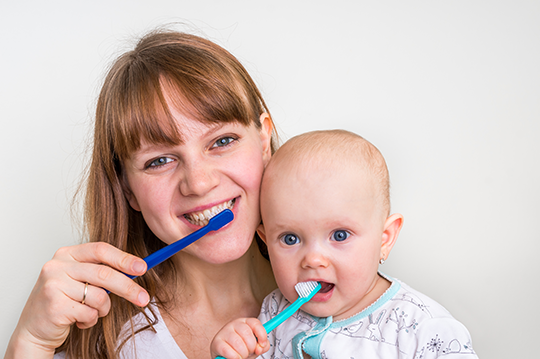Alo bác sĩ: Nên cho trẻ đánh răng lúc mấy tuổi? – Nha Khoa Nhân Tâm