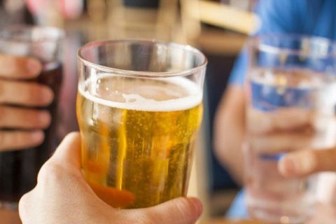 Rượu bia làm tăng gấp đôi nguy cơ bị tóc bạc sớm ở nam giới