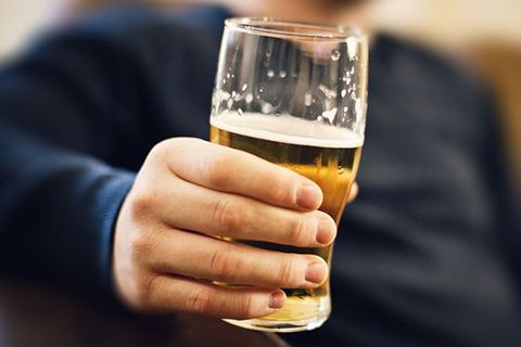 Uống nhiều bia rượu có ảnh hưởng gì đến hiệu quả trị bạc tóc của sản phẩm không?