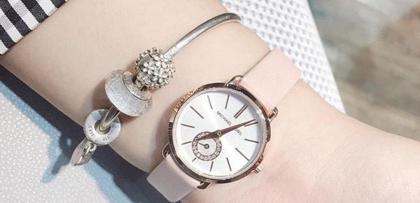 Tặng đồng hồ có kiểu dáng phù hợp cho phụ nữ trung niên