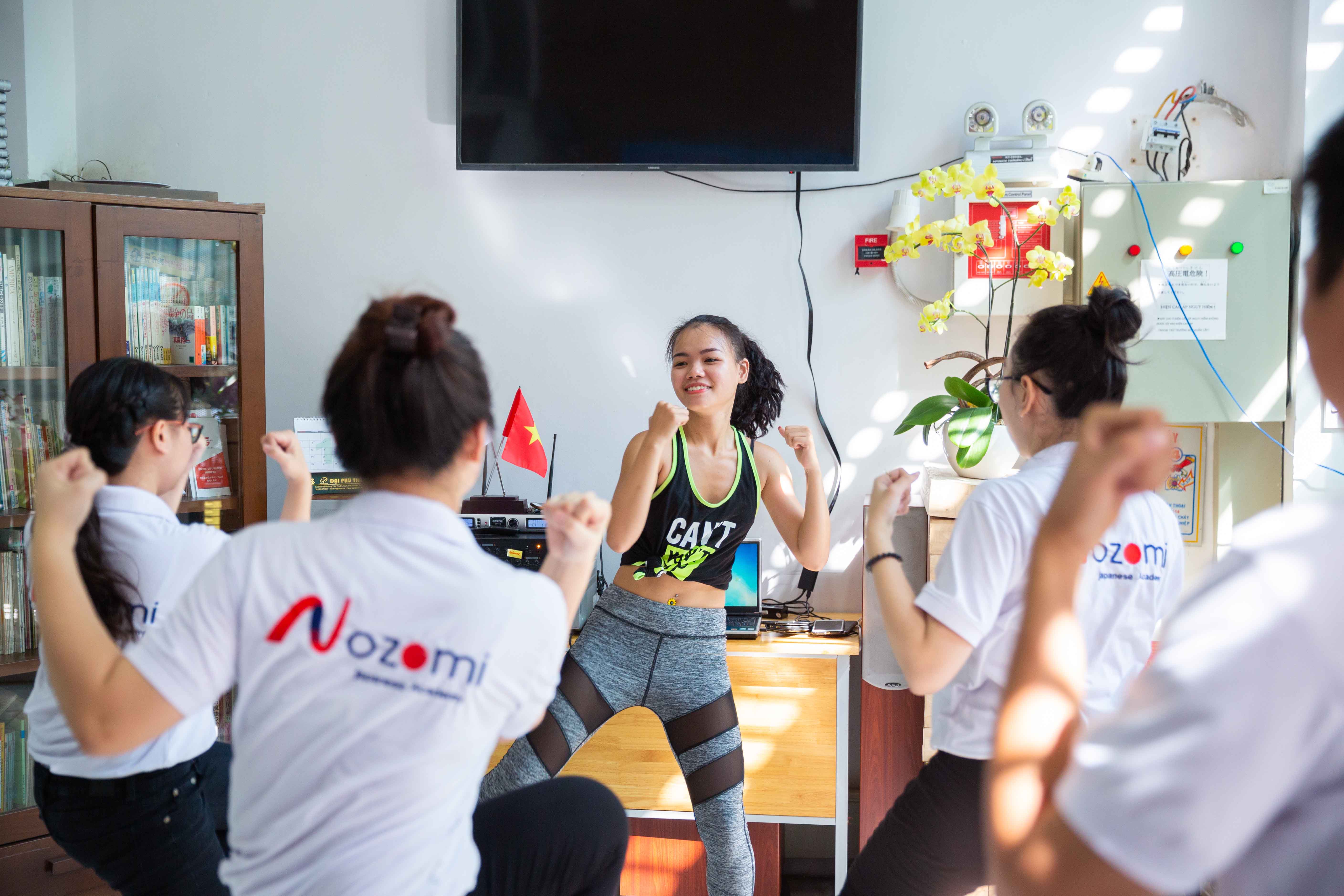 Vũ đIệu Aerobic cùng học viên DG Nozomi