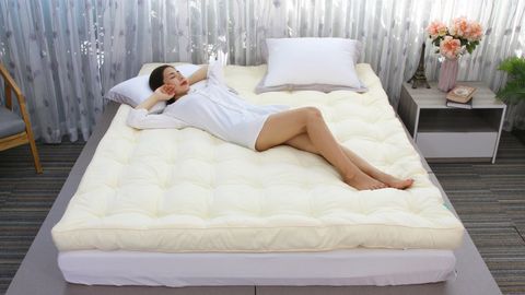 Nên dùng tấm bảo vệ hay ga chống thấm cho nệm ngủ?