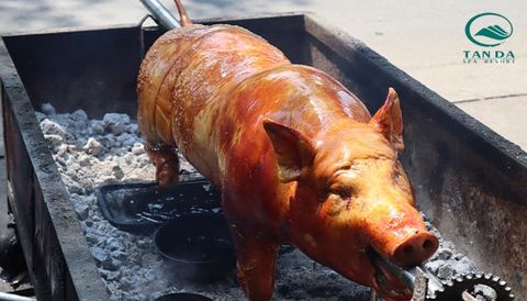 Đặc sản lợn Mán quay nguyên con ở Tản Đà Resort