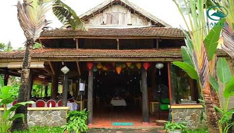 Nhà hàng Tản Đà Resort không gian đẹp bên hồ Suối Bơn