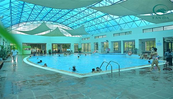 Không gian bể bơi khoáng nóng trong nhà Tản Đà Spa Resort
