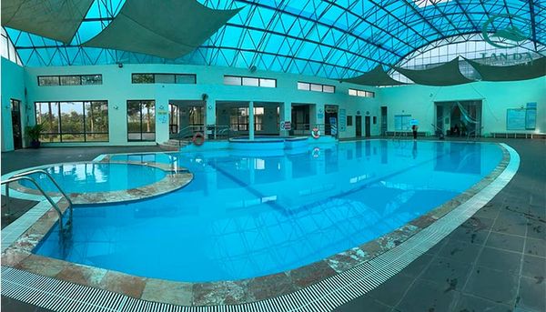 Bể bơi khoáng nóng trong nhà ở Tản Đà Spa Resort