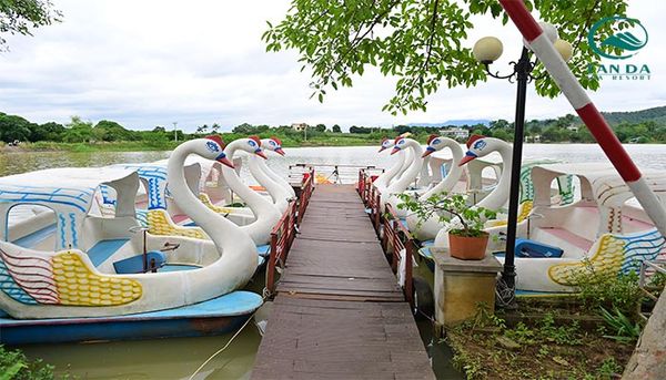 Bơi thuyền trên hồ suối Bơn ở Resort Tản Đà