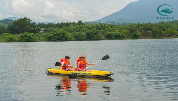 Chèo thuyền trên hồ suối Bơn ở Tản Đà Resort