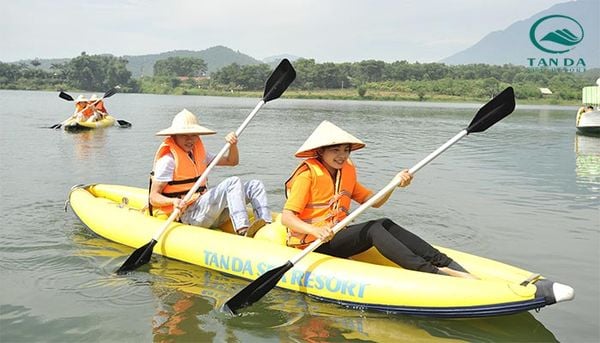 Chèo thuyền kayak tại khu du lịch