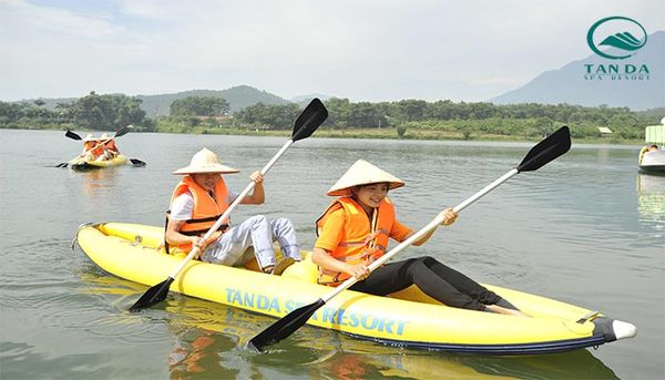 Chèo thuyền kayak trên hồ suối Bơn thơ mộng