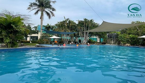 Bơi khoáng ở khu Tản Đà Spa Resort