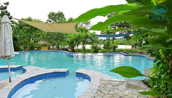 Bể bơi ngoài trời giúp du khách có thể ngắm cảnh ở Tản Đà Spa Resort