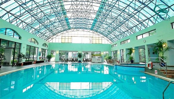 Bể bơi khoáng nóng trong nhàở TảnĐà Spa Resort - địa điểm tắm khoáng gần Hà Nội
