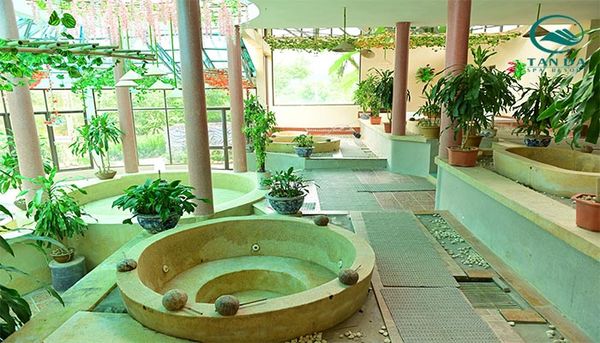 Bể ngâm bùn khoáng ở khu Resort Tản Đà