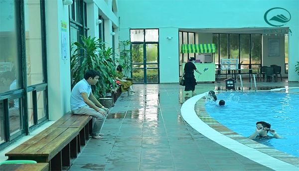 Không gian bể bơi khoáng nóng trong nhà Tản Đà Spa Resort