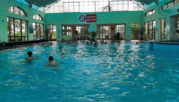 Bơi khoáng tại bể bơi trong nhà của Tản Đà Spa Resort