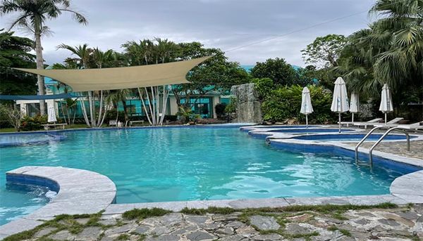 Bể bơi bốn mùa ở khu Tản Đà Spa Resort