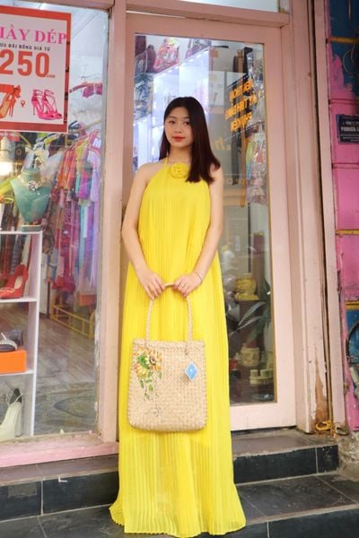 Váy maxi hở lưng đi biển đẹp màu vàng - Migu Shop