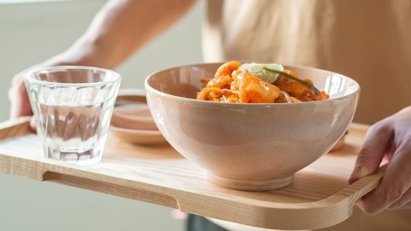 Trang trí bàn ăn với chén dĩa sứ