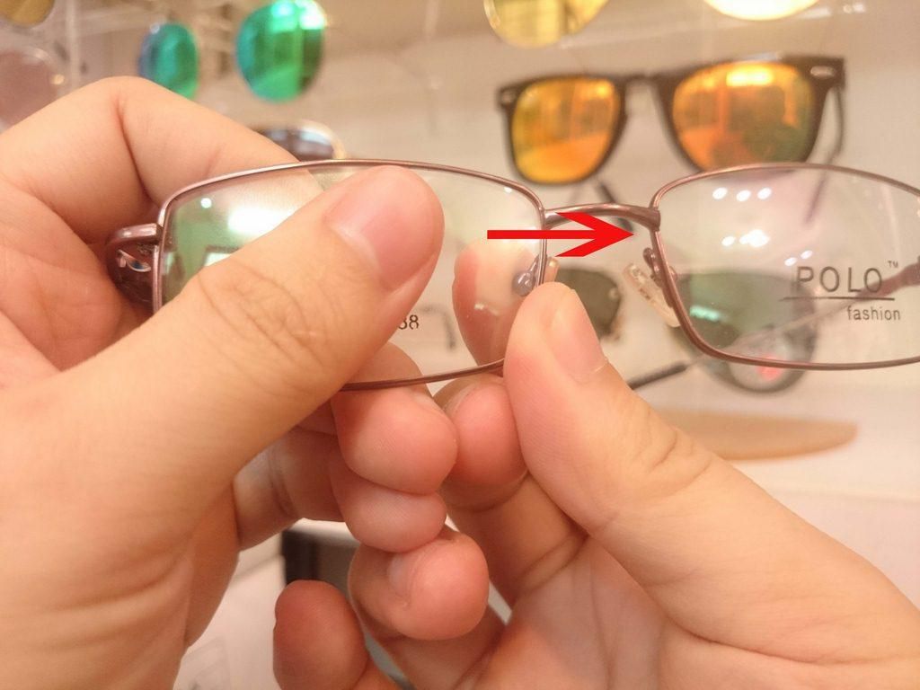 Sửa gọng kính bị lệch có dễ không?