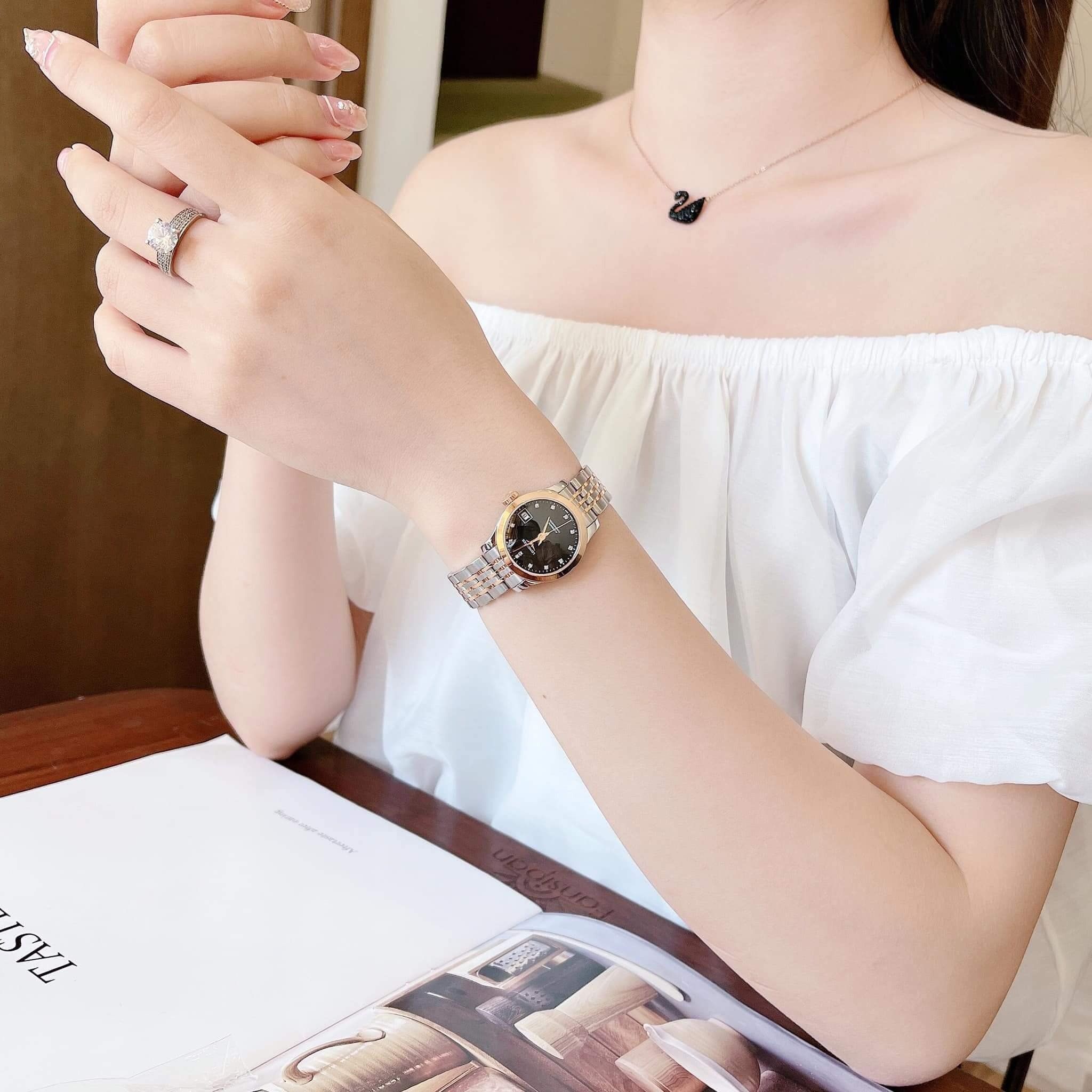 Bạn nên điều chỉnh dây sao cho vừa khít cổ tay