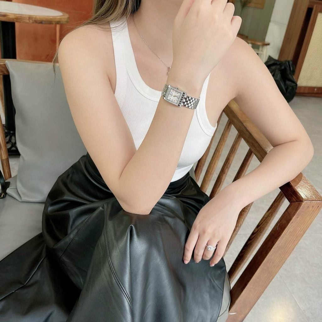 Con gái đeo đồng hồ úp phong cách mới và ý nghĩa riêng