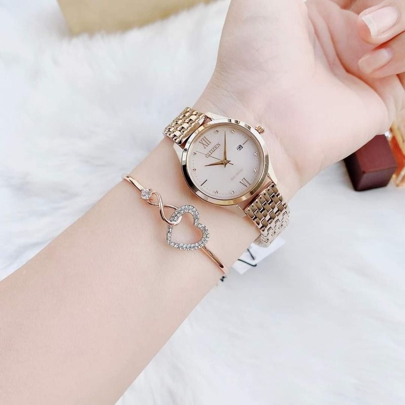 Con gái đeo đồng hồ ngửa theo phong cách truyền thống