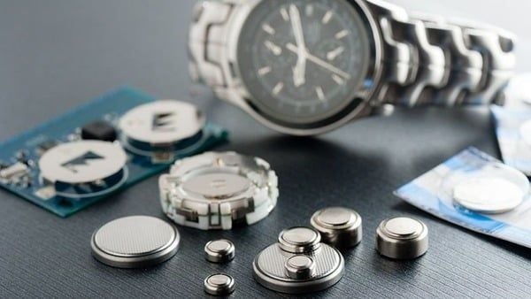 Pin của những chiếc đồng hồ máy Quartz thường chỉ kéo dài từ 1 đến 2 năm