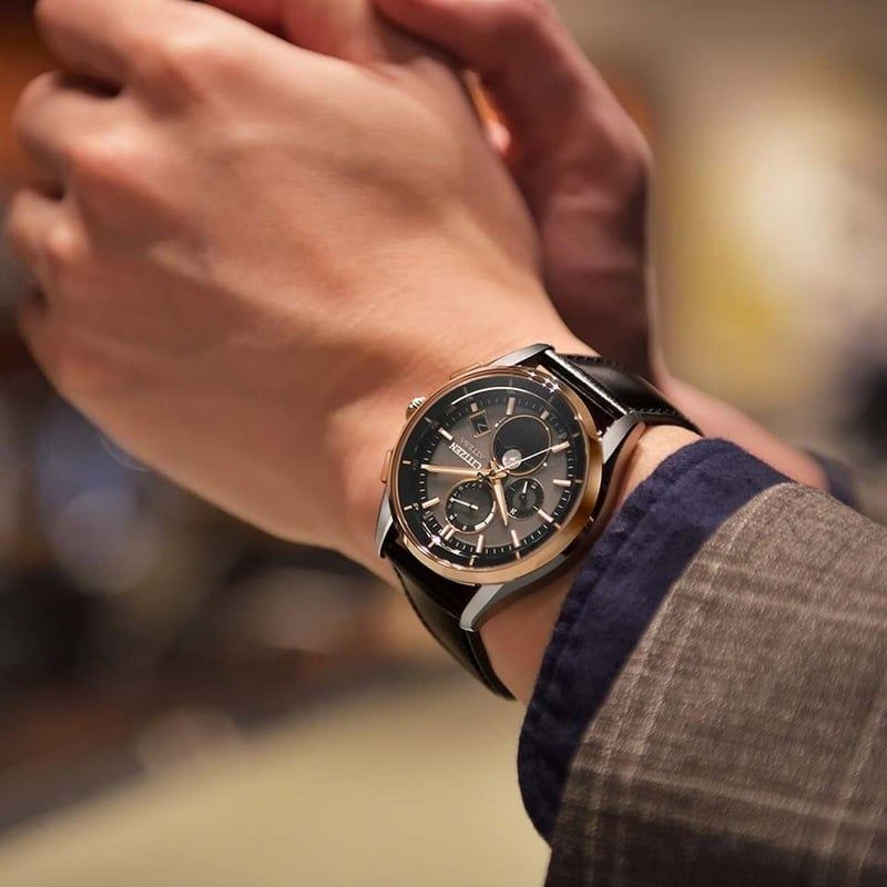Đồng hồ nam được thiết kế để đeo tay nào?