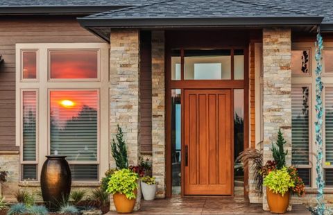 Thiết kế cửa trước ấn tượng giúp ngôi nhà của bạn thêm thu hút