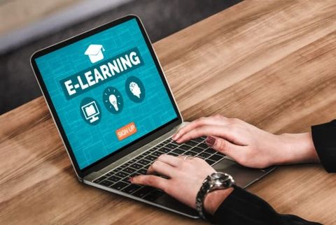 E-learning là gì? Ưu điểm của E-learning khi triển khai trong doanh nghiệp