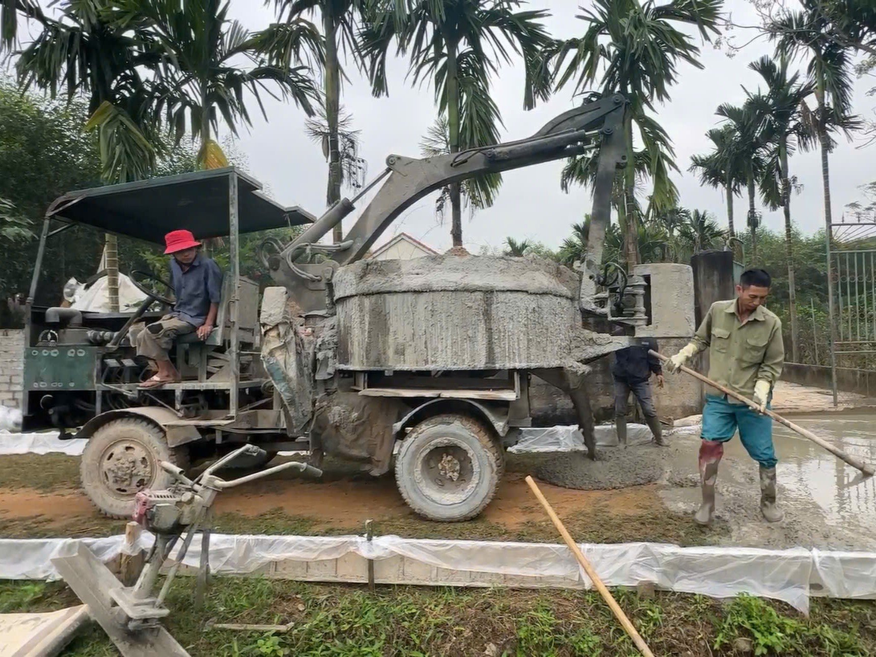 Máy trộn bê tông tự cấp liệu Hồng Hà đổ đường bê tông tại Nghệ An