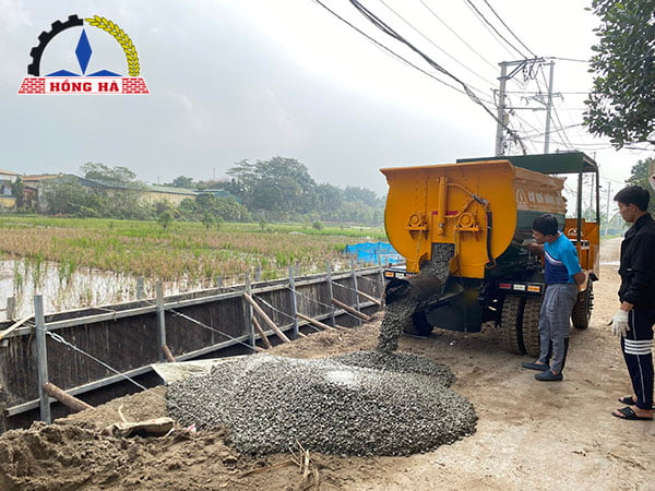 Khám phá tính năng và ưu điểm của máy trộn bê tông tự hành bồn ngang