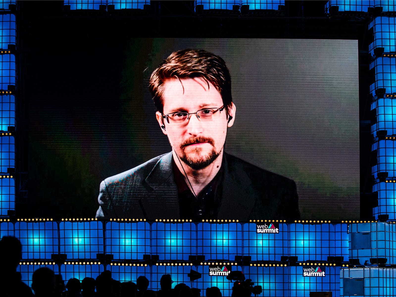 Edward Snowden cảnh báo COVID-19 có thể cho phép các chính phủ xâm lấn quyền thu thập dữ liệu rất lâu sau đại dịch.