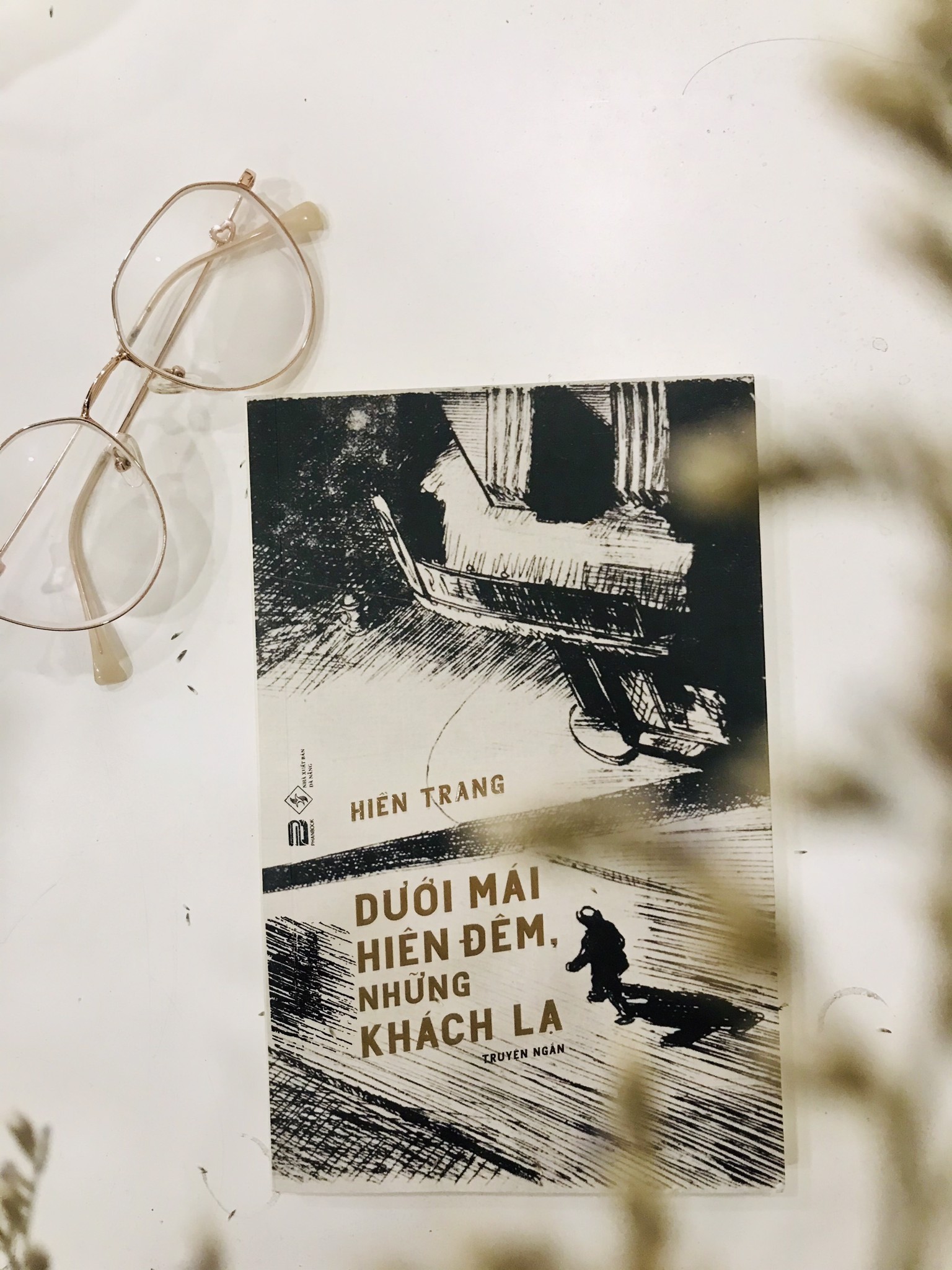 KHÁCH LẠ TRONG TỪNG GIẤC MƠ