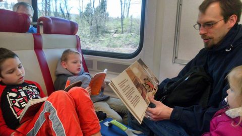 Nước Úc và chuyện những đứa trẻ chỉ đọc sách trên xe buýt