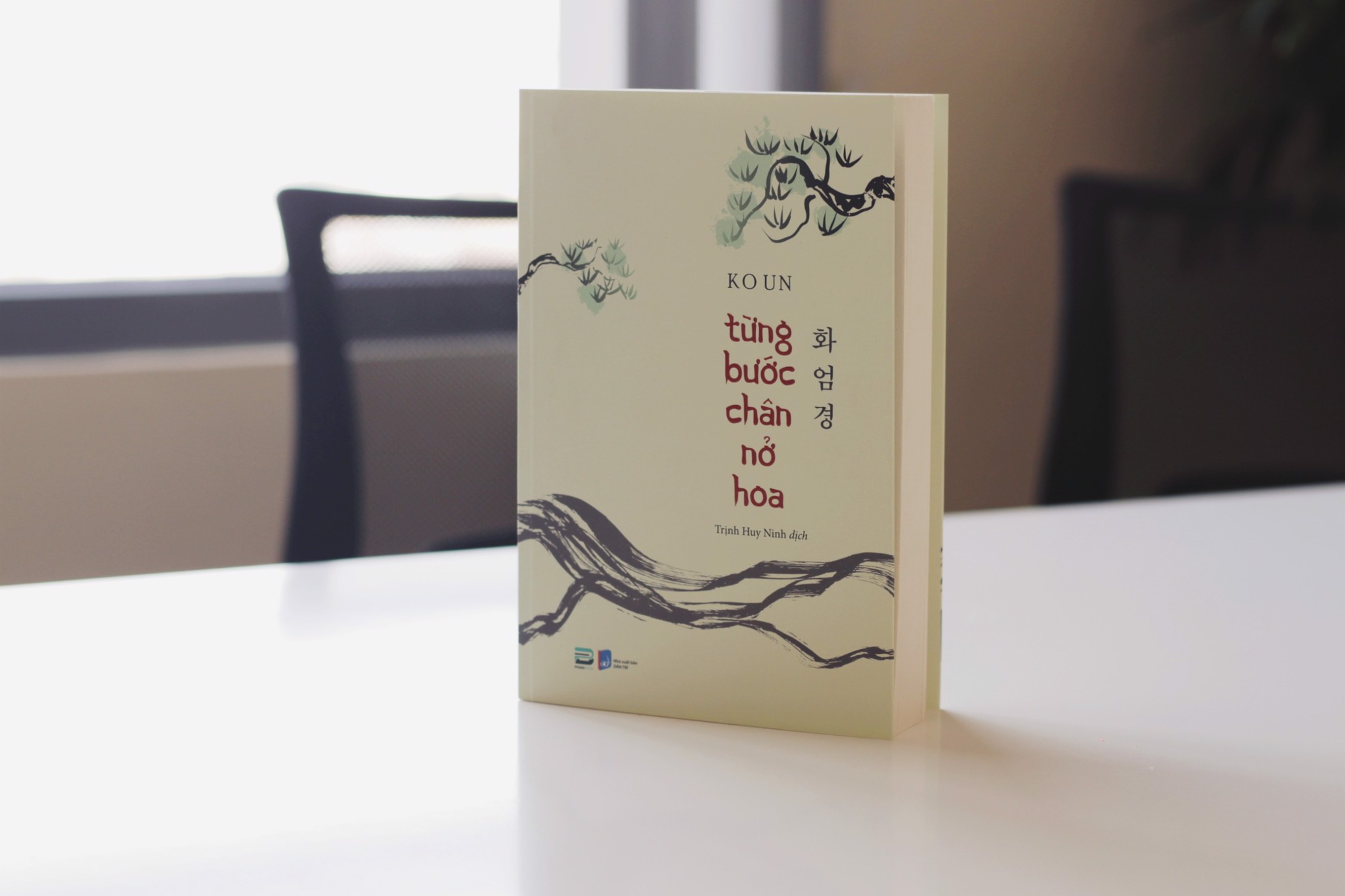 Từng bước chân nở hoa: Ở khoảng giữa ngôn từ