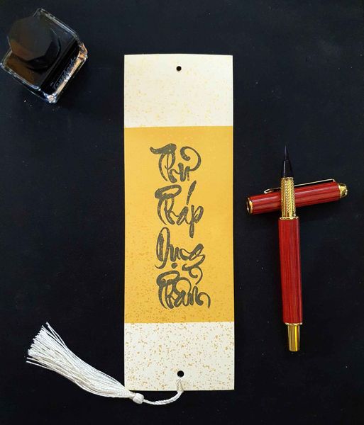 Bút lông bơm mực viết thư pháp chữ Việt