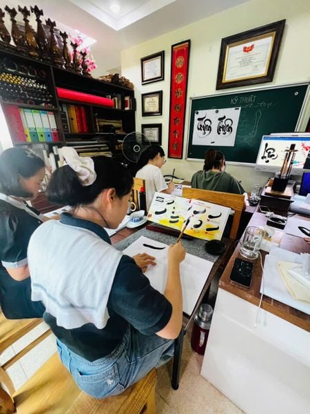 Lớp học thư pháp Trần Việt Hưng