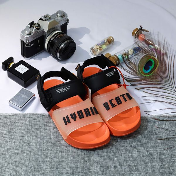 Sandal Trong Suốt - Hot Trend lạ lùng của năm 2020?