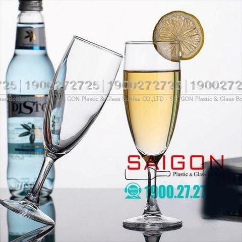 Ly uống rượu vang giá rẻ có thực sự đáng mua không
