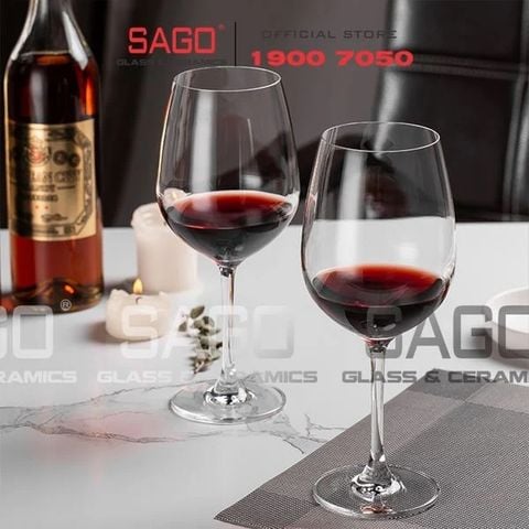 Giá ly uống rượu vang thay đổi như thế nào theo chất liệu