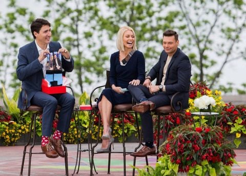 Những đôi tất sặc sỡ của Thủ tướng Canada