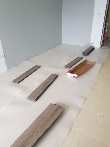 Sàn nhựa giả gỗ có hèm khóa cần lót xốp để tăng độ bền của sàn