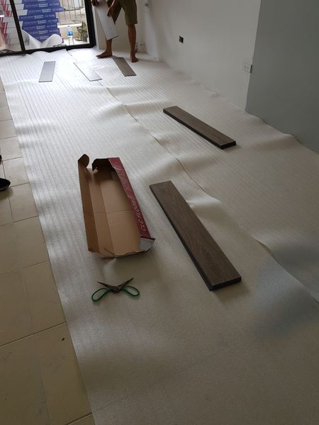 Kiểm tra bề mặt sàn nhà trước khi thi công sàn nhựa giả gỗ